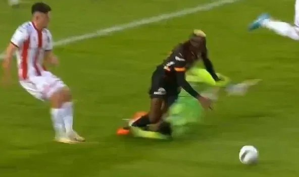 Sivasspor-Galatasaray maçında şok gelişme: Kaleci hastaneye kaldırıldı!