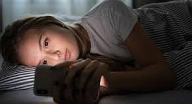 Telefonlar uyku sağlığınıza zarar veriyor: Uzmanlardan kritik uyarı