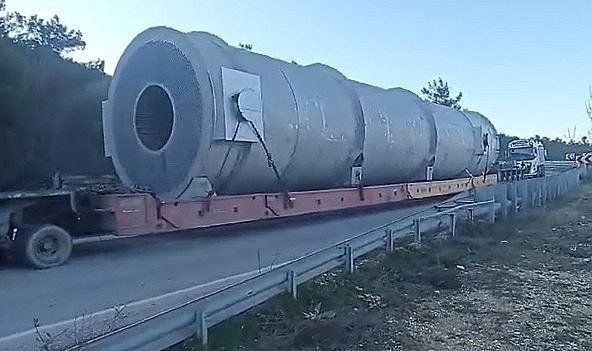 Tır virajı alamadı Tokat-Niksar yolu trafiğe kapandı