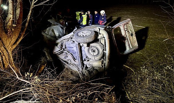 Yağışlı havada kontrolden çıkan araç tarlaya uçtu! 3 kişi öldü