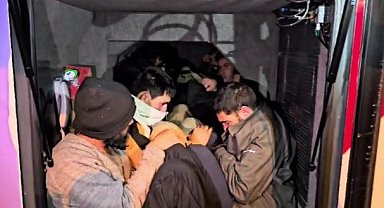 Yolcu otobüsünün yatak kısmından kaçak göçmen çıktı