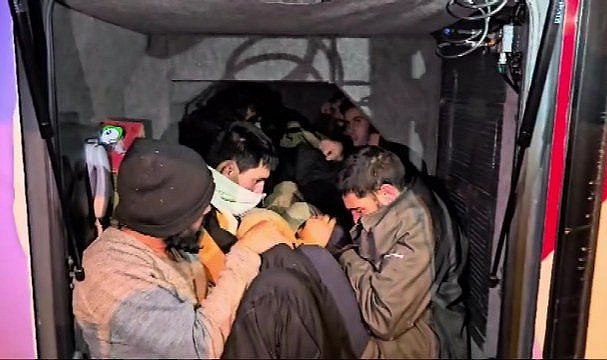 Yolcu otobüsünün yatak kısmından kaçak göçmen çıktı