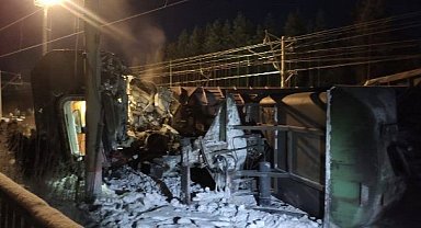 Yolcu ve yük treni çarpıştı! 14 kişi yaralandı