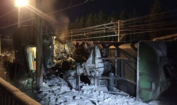 Yolcu ve yük treni çarpıştı! 14 kişi yaralandı