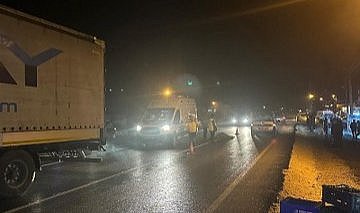 Yolun karşısına geçmek isteyen adama tır çarptı! Hayatını kaybetti