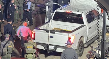 ABD'de saldırı! Önce aracıyla kalabalığa daldı sonra ateş etti! 10 kişi öldü 30 kişi yaralandı