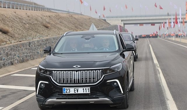 Açılışı yapılan yol Togg'la test edildi