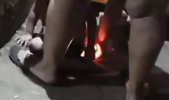 Annelik felaketi: 3 yaşındaki kızını yakmaya çalışan anne görüntülendi