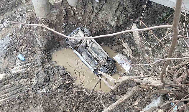 Araç 8 metre yükseklikten çaya uçtu: 3 yaralı