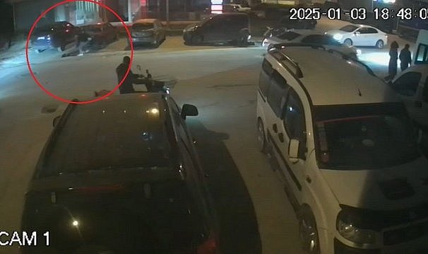 Arkadaşını bıçak öldürdü! Yardım etmeye çalıştıktan sonra kaçtı