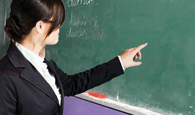 Ayakta bekleten öğretmene kınama cezası