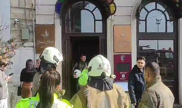 Beyoğlu'nda korkutan otel yangını: İtfaiyeler çalışmalarını sürdürüyor