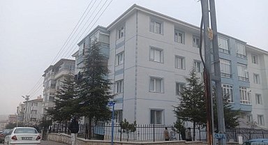 Bıçakla eşini ağır yaraladı kendi canına kıydı