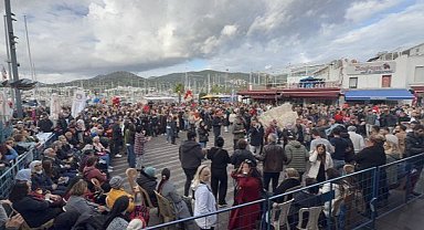 Bodrum'da 3 ton hamsi dağıtıldı