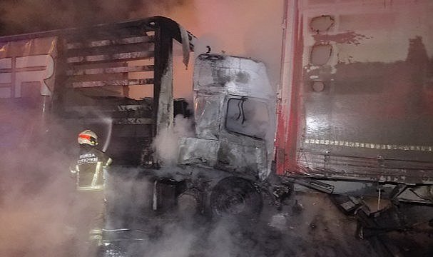 Kaza yaptı, alev aldı! 1 ölü, 1 yaralı