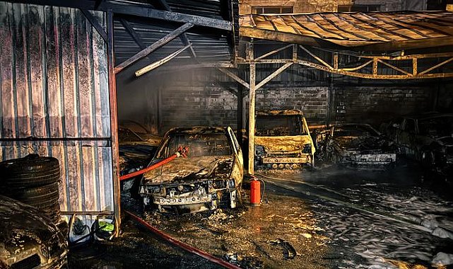 Bursa’da otomobiller alevlere teslim oldu! 10 araç küle döndü...