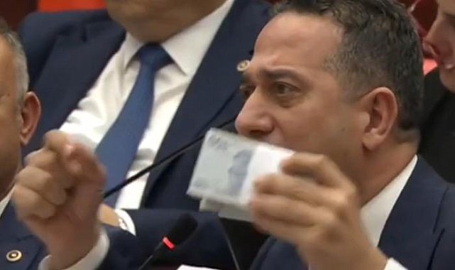 CHP'li Başarır Meclis'e bir tomar parayla geldi, en düşük emekli aylığına tepki gösterdi!
