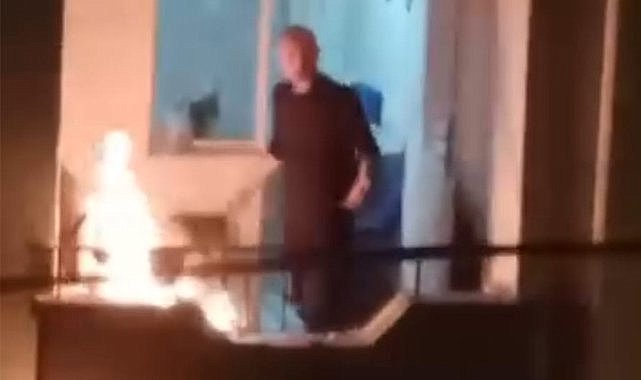 Cinnet geçirdi evinin balkonunu ateşe verdi