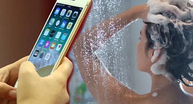 Duşa telefonla giren kadın çıkınca şok oldu! 