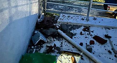 Eve düşen yıldırım korkuttu