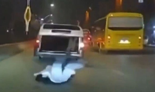 Gaziantep’te seyir halindeki aracın bagajından yolcu düştü!