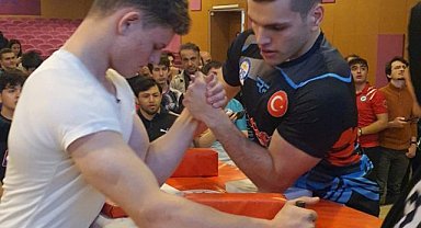 Genç bilek güreşçileri şampiyonluk için ter döktü