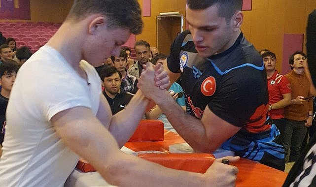 Genç bilek güreşçileri şampiyonluk için ter döktü