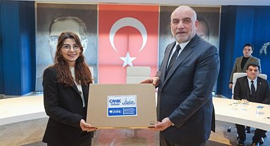 İbrahim Sandıkçı'dan öğretmenlere laptop  hediyesi