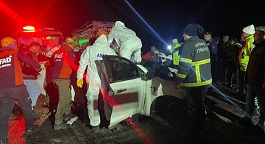 İki araç birbirine çarptı! Sürücüleri öldü