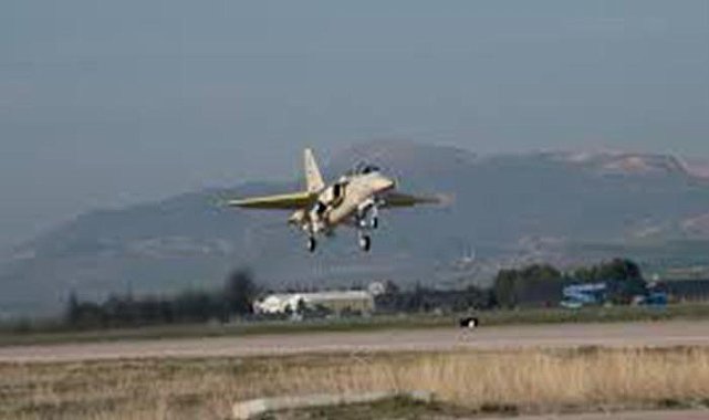 İniş yapmak zorunda kaldı... Eğitim uçağı zor anlar yaşadı!