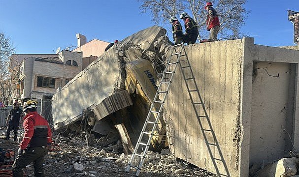 İş makinesi operatörü göçük altında kaldı