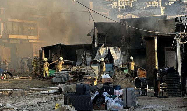 İstanbul'da işçilerin kaldığı konteynerler yanarak kül oldu