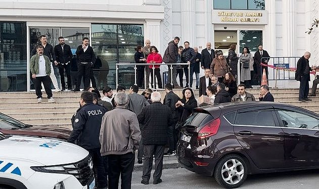 İstanbul'da nikah dairesinden çıkan gelin ve damada silahlı saldırı