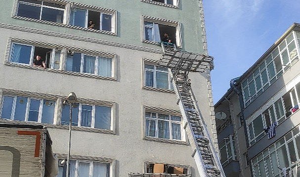İstanbul Kartal'da 7 katlı binada panik! Çatlaklar oluştu, boşaltıldı