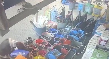 Kadınların kavgasında  tekme ve tokatlar havada uçuştu