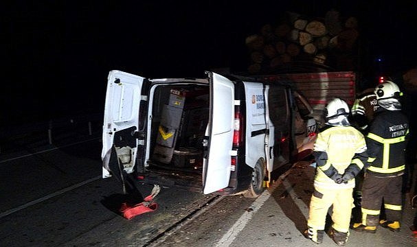Kamyonet ile tomruk yüklü tır çarpıştı! 1 ölü, 1 ağır yaralı
