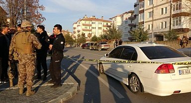 Karakolluk olan husumetlilerden karakol çıkışında silahlı kavga! 4 yaralı