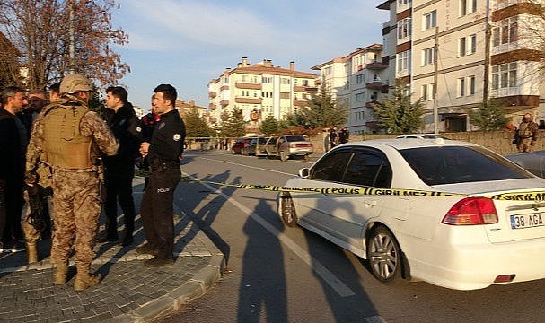 Karakolluk olan husumetlilerden karakol çıkışında silahlı kavga! 4 yaralı