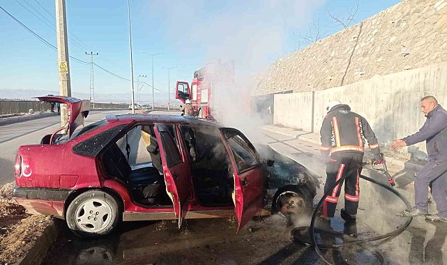 Kaza sonrası alev alan otomobil kullanılmaz hale geldi