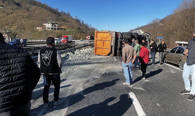 Kil yüklü kamyon devrildi! Karadeniz Sahil Yolu ulaşıma kapandı