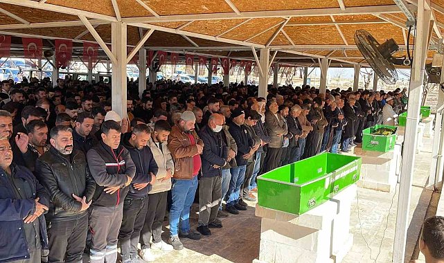 Kızlarını öldürüp intihar eden anne ve çocukları ayrı mezarlıklarda defnedildi