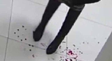 Lise öğrencisi dehşet saçtı! Müdür yardımcısını boğazından bıçakladı