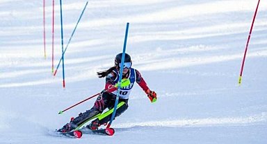 Milli kayakçı Ceren Reyhan Yıldırım İtalya'dan bronz madalya ile döndü