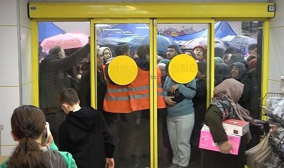 Ne alırsan 100 lira kampanyası vatandaşları birbirine düşürdü