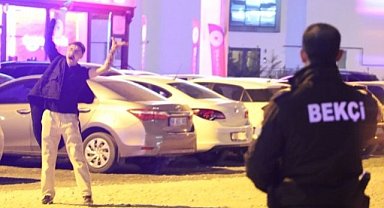 Önce kolunu kesti! Sonra bıçağı boğazına dayadı