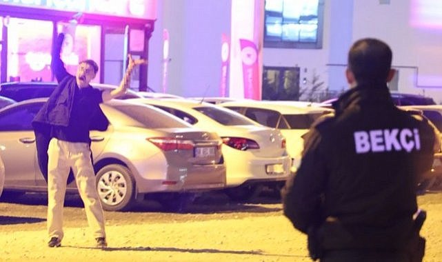 Önce kolunu kesti! Sonra bıçağı boğazına dayadı