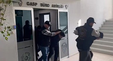 Polis kılığında bir  eve girip dehşet yaşattılar