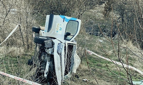 PTT kargoya ait araç şarampole uçtu! 1 yaralı