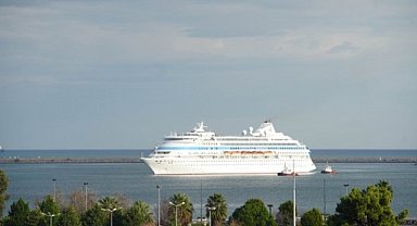 Samsun'a 2025'in ilk kruvaziyeri geldi binlerce Rus turist şehri geziyor