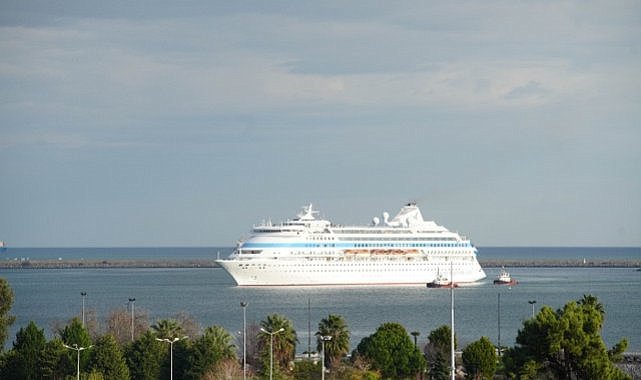 Samsun'a 2025'in ilk kruvaziyeri geldi binlerce Rus turist şehri geziyor